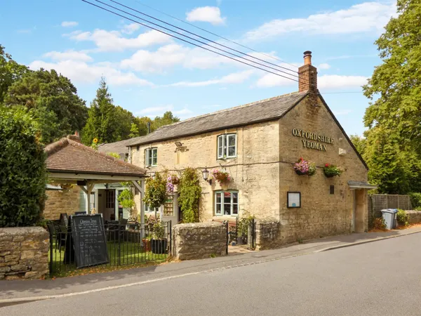 OXFORDSHIRE VILLAGE PUB OF GREAT CHARACTER & CHARM IN SUPERB CONDITION INSIDE & OUT, £450,000 p.a. NET SALES, 75% WET, LOUNGE BAR, LOUNGE DINER, COURTYARD & TERRACE GARDEN, 4 ROOM ACCOMMODATION,
