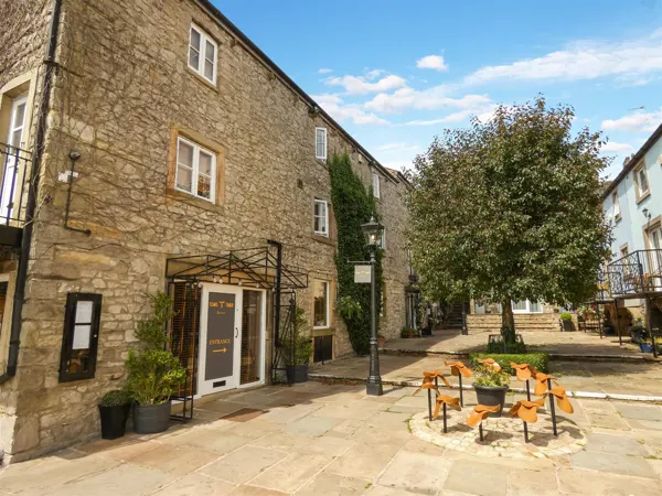 TOP SPECIFICATION FRENCH INSPIRED BISTRO & BAR, STUNNING COURTYARD SETTING, HIGHLY SUCCESSFUL TRADE ON 4 DAYS PW ONLY, 80 COVERS INSIDE, 40 OUTSIDE, SUPERBLY PRESENTED THROUGHOUT