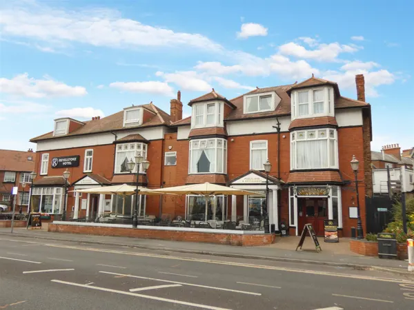 PREMIUM EAST YORKSHIRE TOWN HOTEL, HUGELY SUCCESSFUL GOLF PACKAGE BREAK PROVIDER, 25 SUPERIOR ROOMS, STUNNING LOUNGE BAR, FUNCTION SUITE, NET SALES £1.5 MILLION P.A., EBITDA £280,000, 81% GP, PRISTINE THROUGHOUT