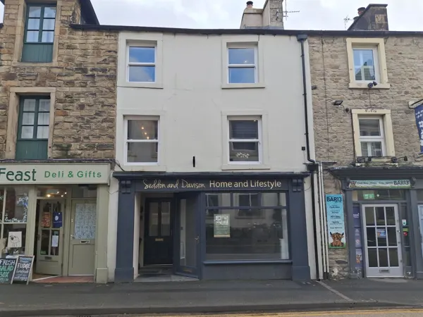 RETAIL SHOP UNIT AND LUXURY LETTING APARTMENT / OWNERS ACCOMMODATION