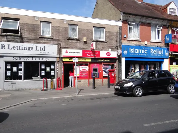 Mains Post Office in Busy Retail Area
