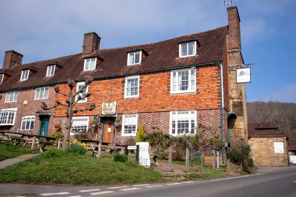 KENT - WELL-KNOWN HISTORIC PUB WITH FIVE LETTING ROOMS