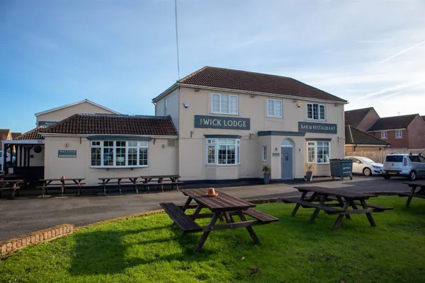 ESSEX - EDGE OF TOWN FREE-OF-TIE PUBLIC HOUSE TO LET
