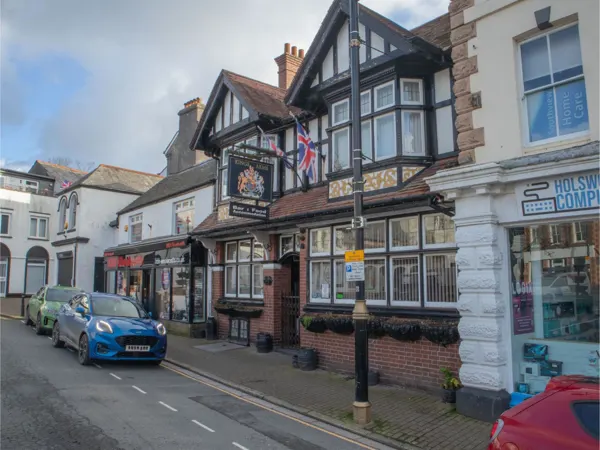 DEVON - REFURBISHED LIFESTYLE MARKET TOWN SQUARE FREEHOUSE WITH LETTING ROOMS