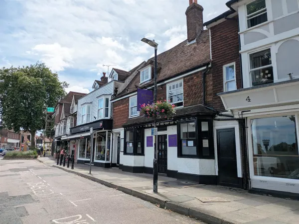 KENT - THRIVING THAI RESTAURANT IN AFFLUENT MARKET TOWN