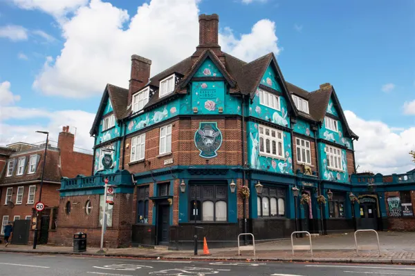STREATHAM, LONDON - SUBSTANTIAL PUB WITH EXTENSIVE 12 ROOM ACCOMMODATION