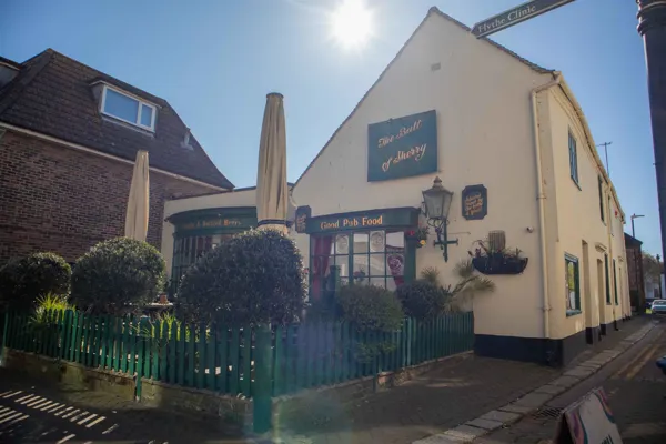 KENT - HIGH TURNOVER TOWN CENTRE PUB WITH STRONG FOOD SALES