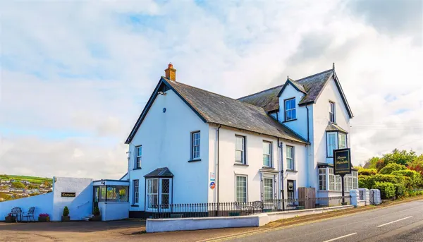 CARDIGANSHIIRE - COASTAL VILLAGE HOTEL WITH SEA VIEWS