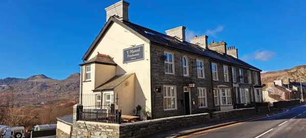 GWYNEDD – WET LED PUB WITH LETTING ROOMS SET IN SNOWDONIA MOUNTAIN TOWN
