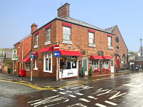 DENBIGHSHIRE - TOWN CENTRE WINE/TAPAS BAR