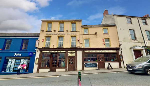 PEMBROKESHIRE – SUBSTANTIAL HOTEL ON BUSY MAIN STREET CLOSE TO MAJOR TOURIST ATTRACTION